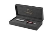 Skrive- & Tegneverktøy - Parker Sonnet Ballpoint Pen | Premium Metal and Red Satin Finish with Chrome Trim | Medium Point with Black Ink Refill | Gift Box - 2119783