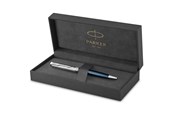 Skrive- & Tegneverktøy - Parker Sonnet Ballpoint Pen | Premium Metal and Blue Satin Finish with Chrome Trim | Medium Point with Black Ink Refill | Gift Box - 2119649