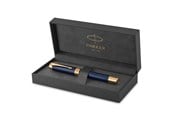 Skrive- & Tegneverktøy - Parker Duofold Centennial Fountain Pen | Prestige Blue Chevron | Medium Solid Gold Nib | Black Ink and Convertor | Premium Gift Box - 1931370