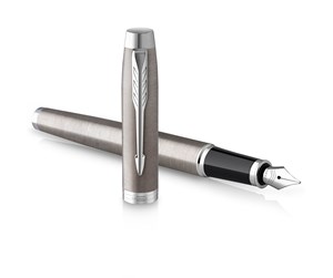 Skrive- & Tegneverktøy - Parker IM Fountain Pen | Stainless Steel with Chrome Trim | Medium Point with Blue Ink Cartridge | Gift Box - 2143636