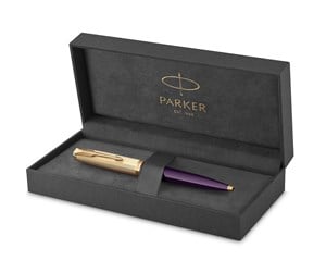 Skrive- & Tegneverktøy - Parker 51 Ballpoint Pen | Deluxe Plum Barrel with Gold Trim | Medium 18k Gold Point with Black Ink Refill | Gift Box - 2123518