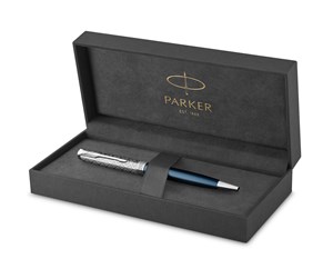 Skrive- & Tegneverktøy - Parker Sonnet Ballpoint Pen | Premium Metal and Blue Satin Finish with Chrome Trim | Medium Point with Black Ink Refill | Gift Box - 2119649