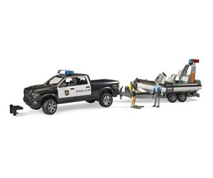 Leketøysbil - Bruder RAM 2500 Police Pickup with L&S Module 2 figures trailer + boat - 02507