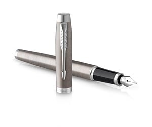 Skrive- & Tegneverktøy - Parker IM Fountain Pen | Stainless Steel with Chrome Trim | Fine Point with Blue Ink Cartridge | Gift Box - 2143635